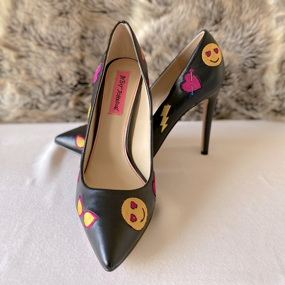 Betsy Johnson shoe size US 7